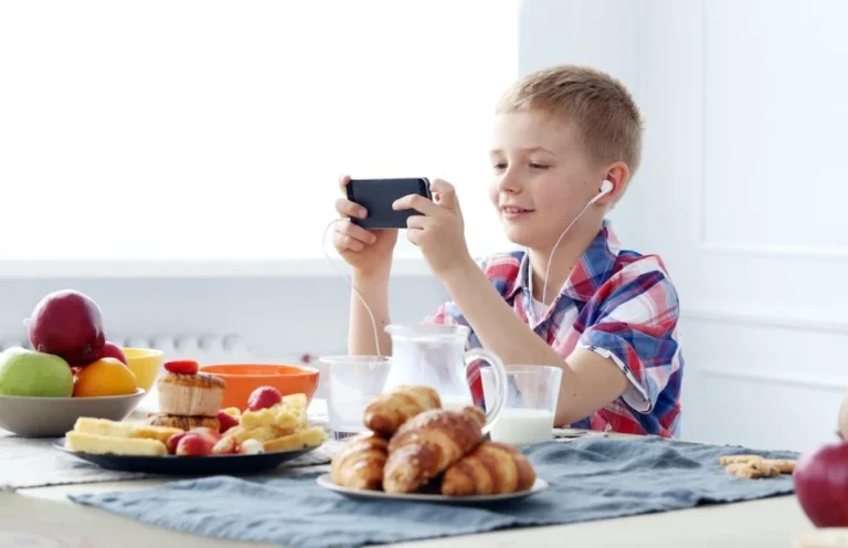 Как гаджеты меняют привычки: почему мы начали фотографировать еду и проверять шаги мы